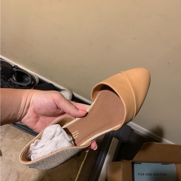 BRAND NEW Honey Leather Metallic Woven Women's
Jutti D'Orsay - Picture 2 of 3